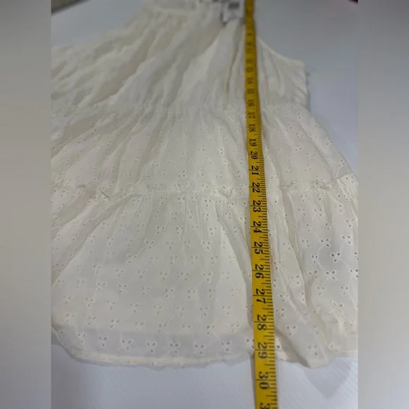Torrid NWT 1 Sleeveless Blouse White Eyelet Lace Tiered Ruffle Keyhole Back Sz 2 - Picture 5 of 10